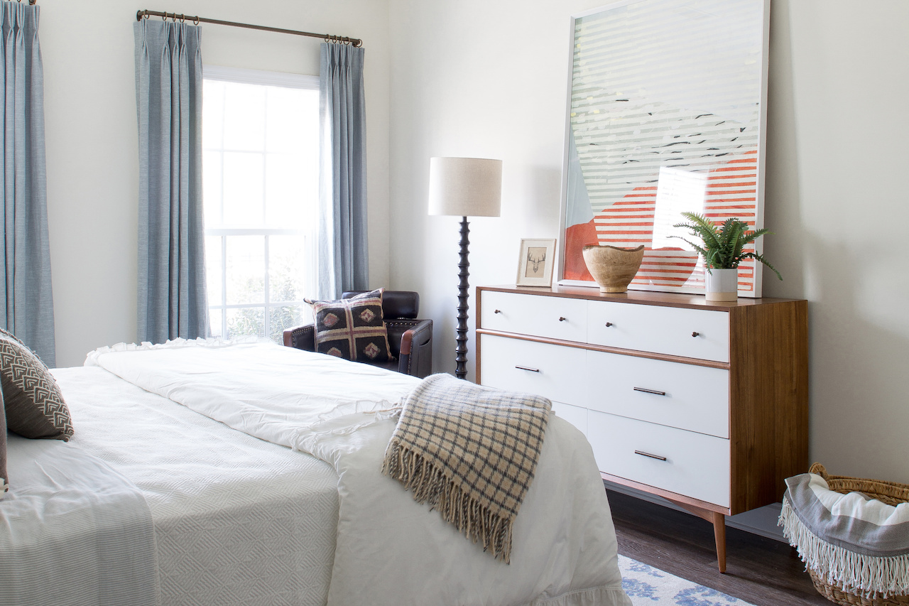 Mixing in a few modern elements in the design gives this traditional space new life. Mixing in a few modern elements in the design gives this traditional space new life.