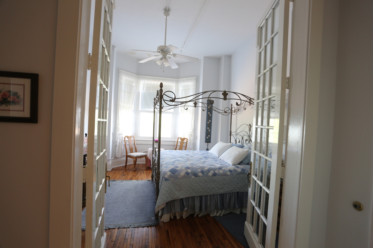 A bedroom in one unit at the Fox Briar Inn. A bedroom in one unit at the Fox Briar Inn.