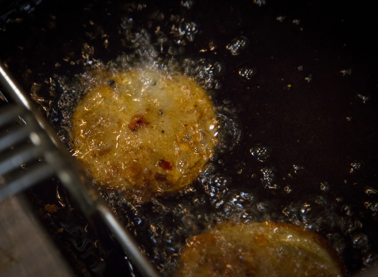 Green tomatoes should be fried until the crust is crisp, about 3-5 minutes in a deep fryer or 2-3 minutes per side in a pan. Green tomatoes should be fried until the crust is crisp, about 3-5 minutes in a deep fryer or 2-3 minutes per side in a pan.