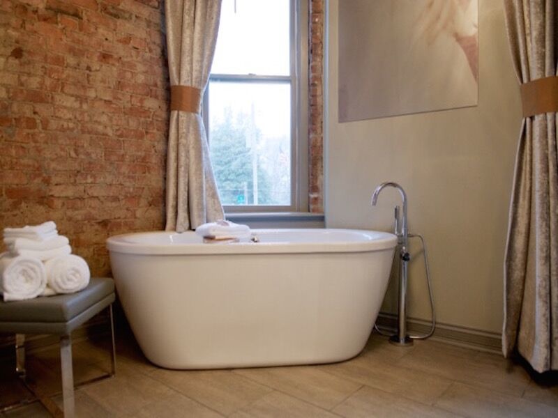 aaah a soaking tub Gralehaus Bed and Beverage