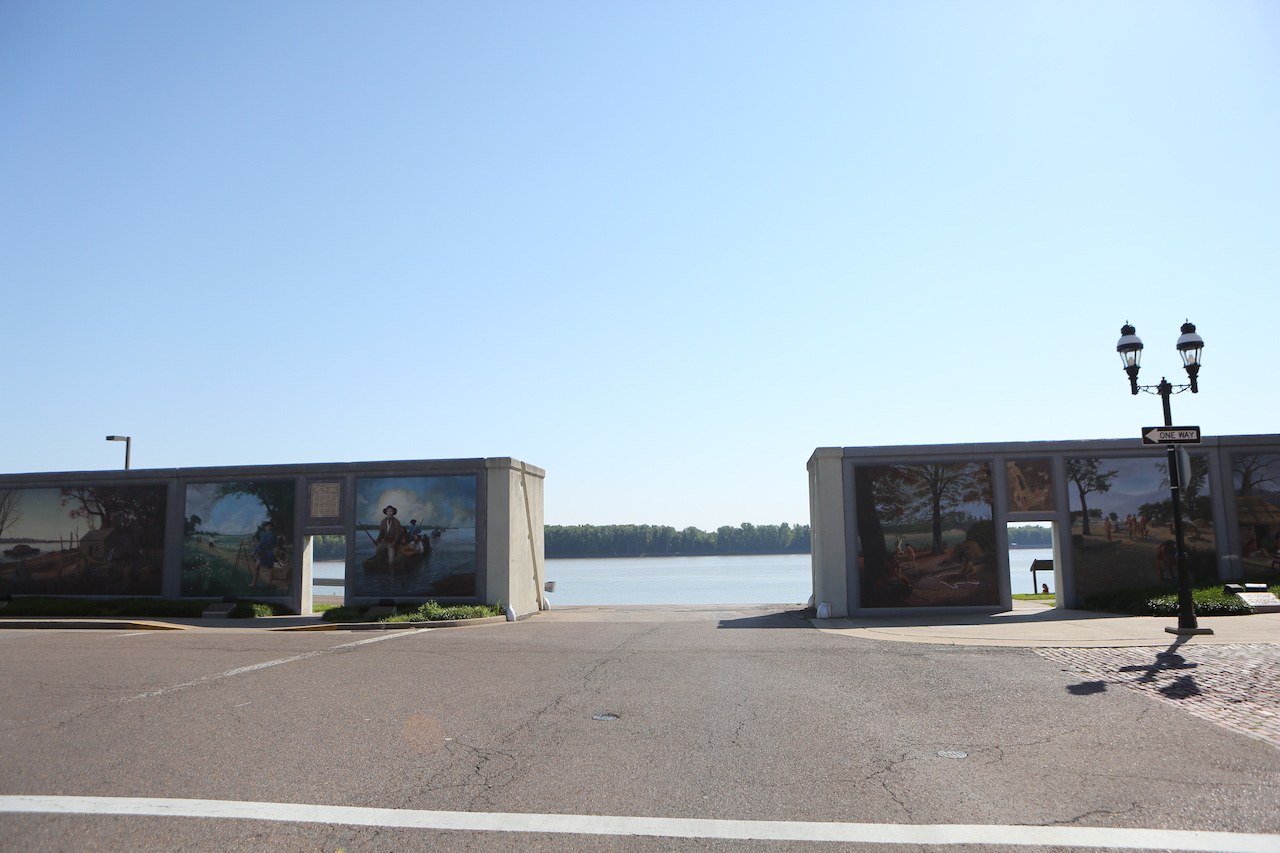 Look at the river beyond the Paducah flood wall. Look at the river beyond the Paducah flood wall.
