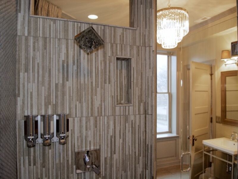 a bathroom with a chandelier Gralehaus Bed and Beverage