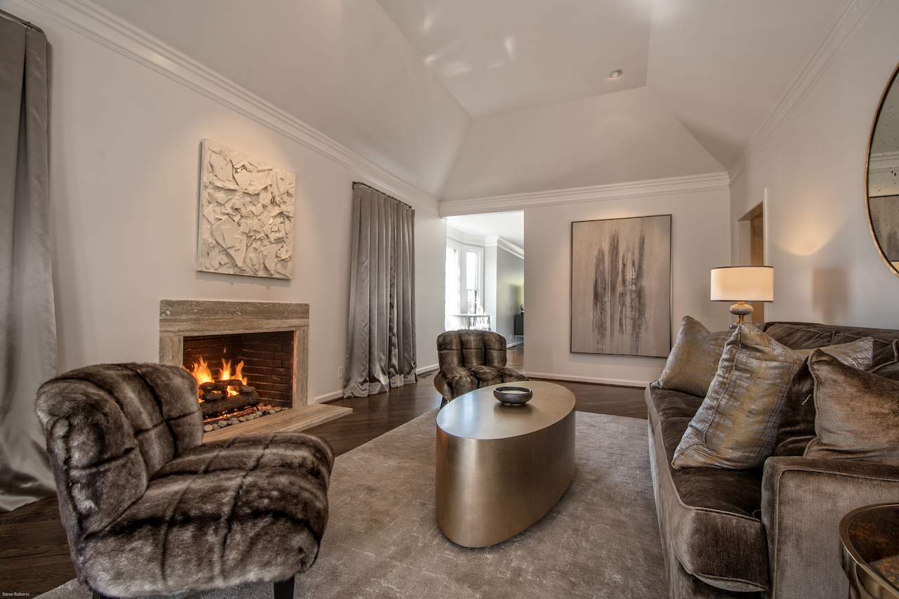 Leslie designed this Nashville condo and décor project with custom chairs and commissioned art. Image| Steve Roberts Leslie designed this Nashville condo and décor project with custom chairs and commissioned art. Image| Steve Roberts