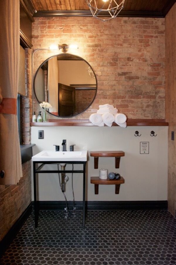 The tile, the exposed brick and the wood ceilings Gralehaus Bed and Beverage
