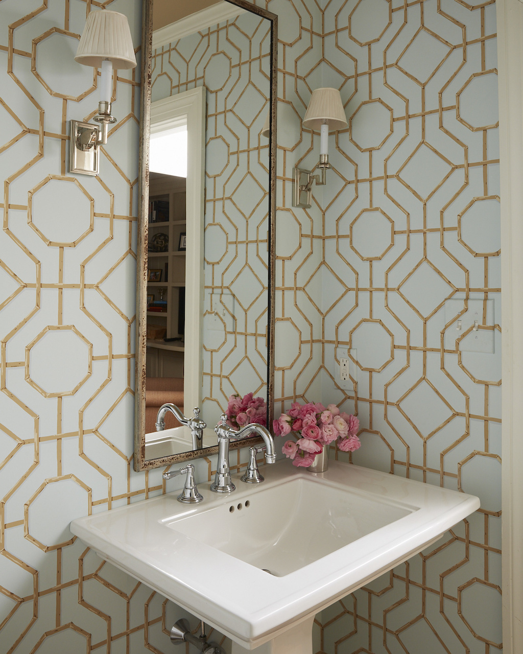 Cowtan & Tout’s trellis wallpaper adds dimension and architectural interest to the powder room. Cowtan & Tout’s trellis wallpaper adds dimension and architectural interest to the powder room.