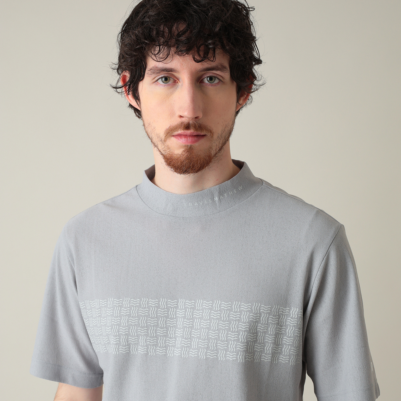 ラッセル編み半袖チェストプリントモックネック(MENS)