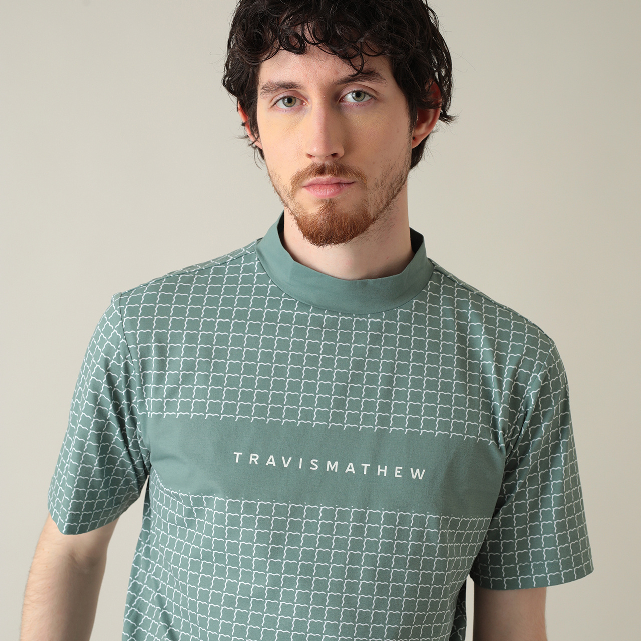 半袖チェストロゴプリントモックネック(MENS)
