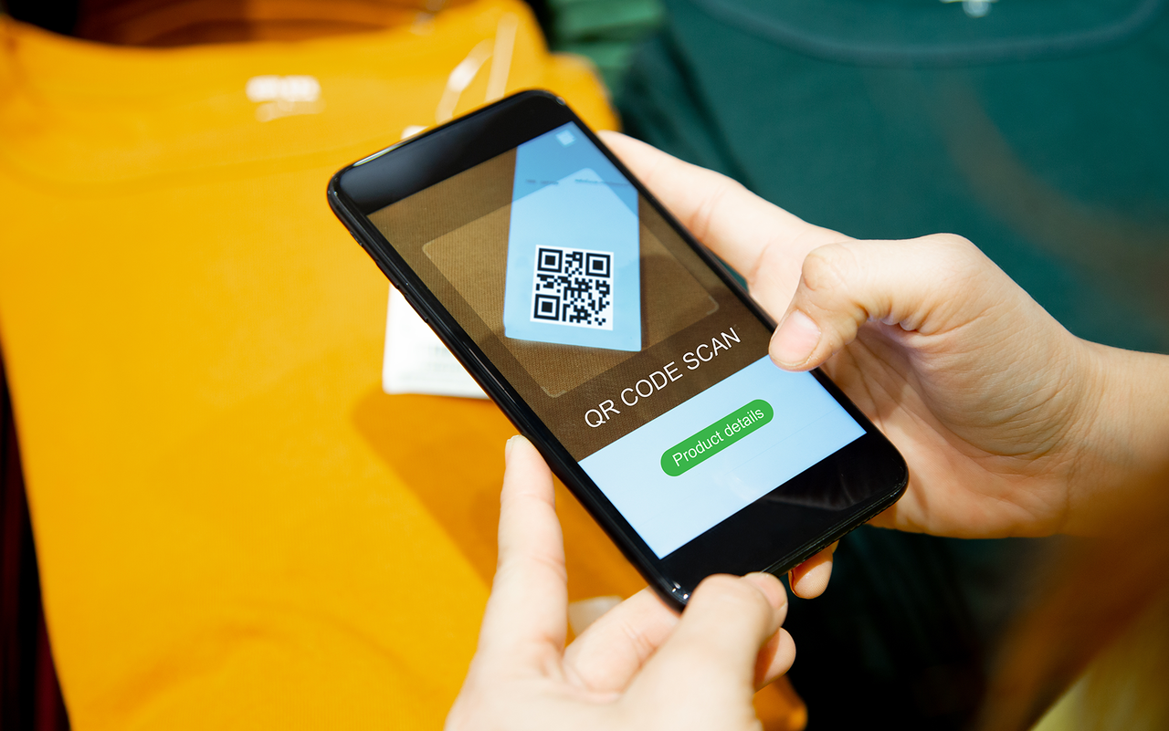 Smartphone mit QR-Code auf dem Bildschirm, wie er bei der eSIM-Aktivierung genutzt wird.