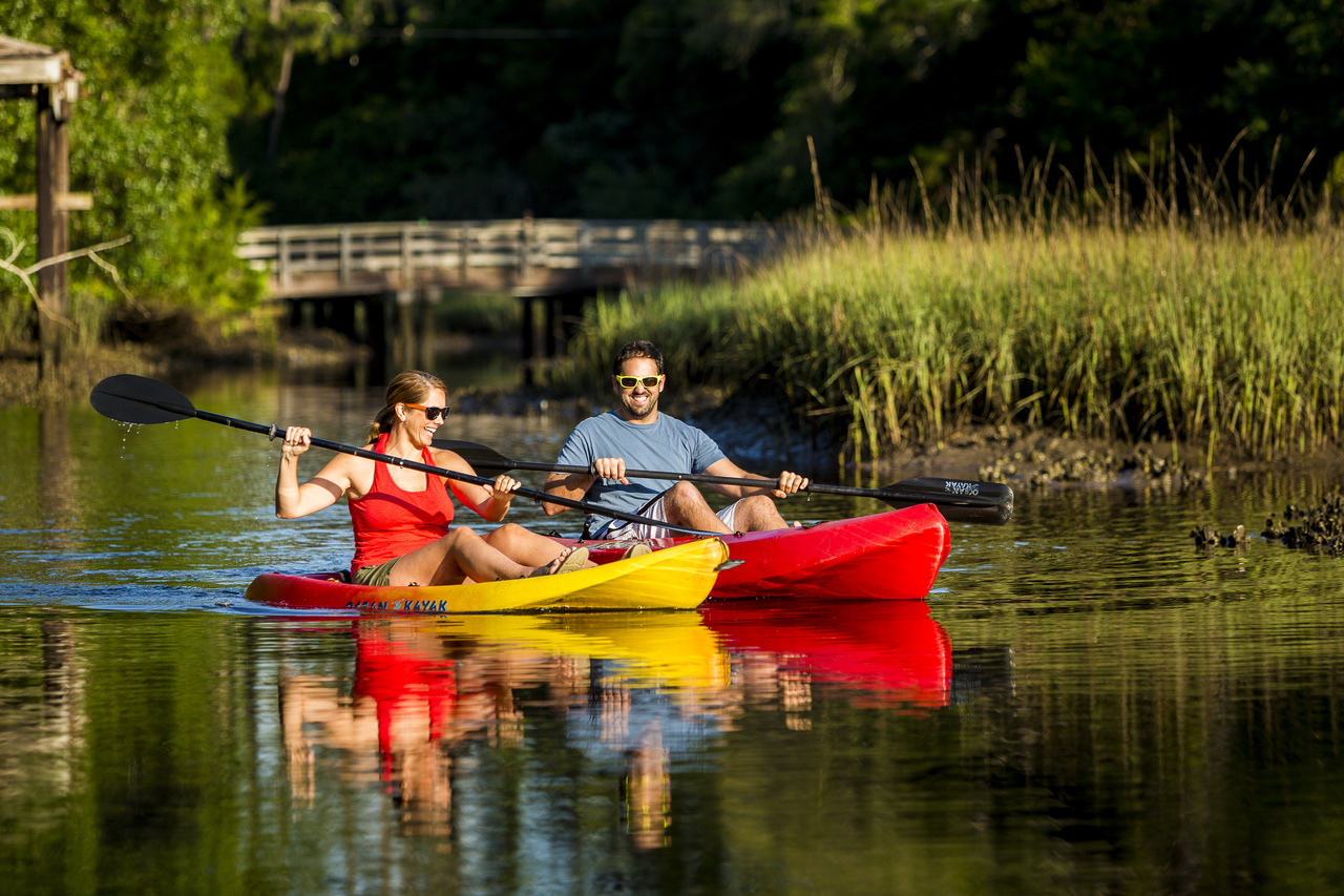 Couple kayaking in Jacksonville, FL