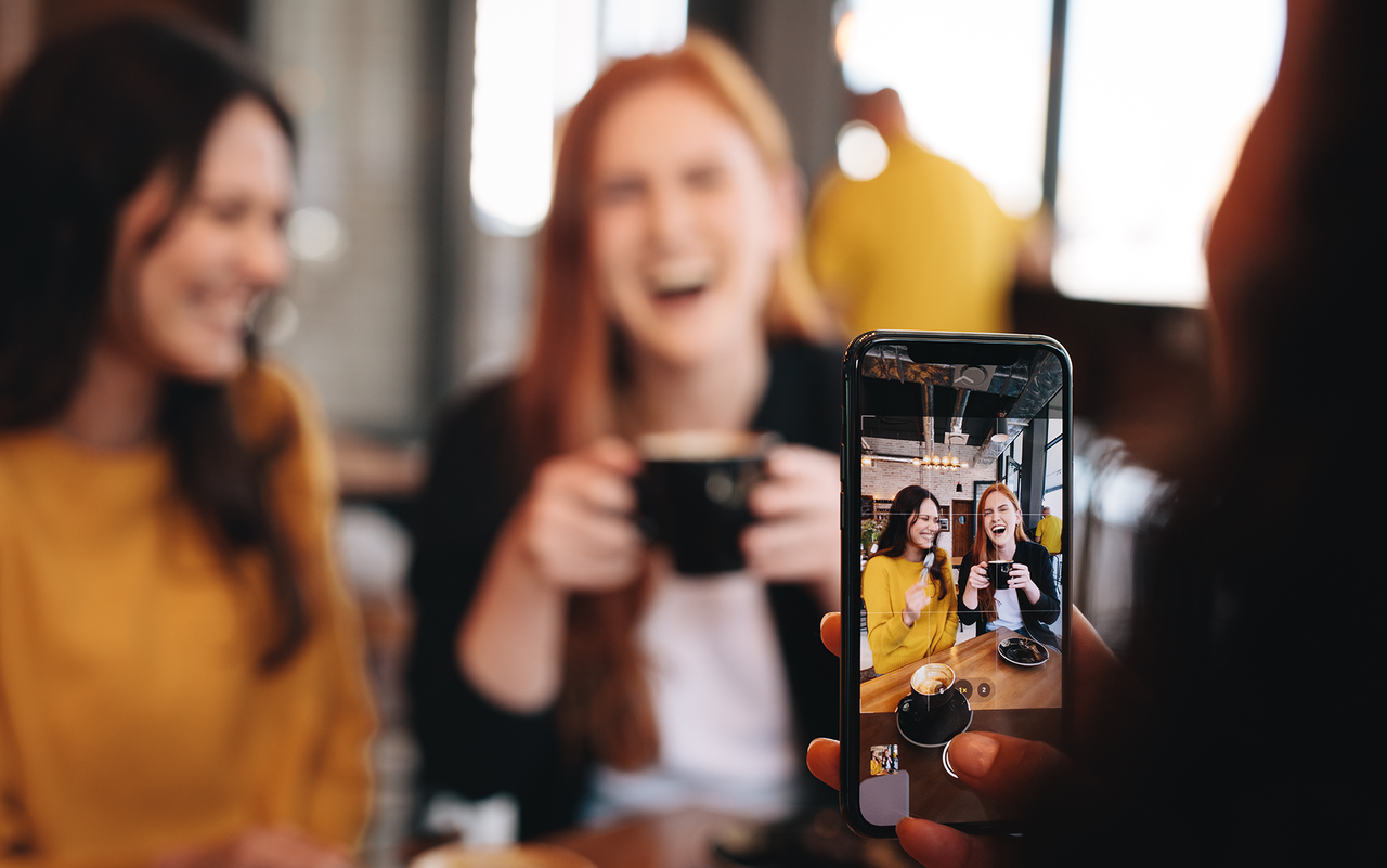 Person fotografiert im Alltag mit einem Smartphone