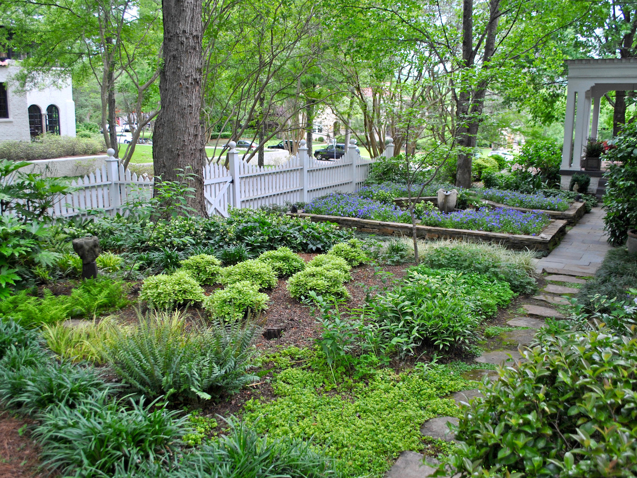 The Jacksons' garden was inspired by the gardens of England, where they lived for a time. The Jacksons' garden was inspired by the gardens of England, where they lived for a time.