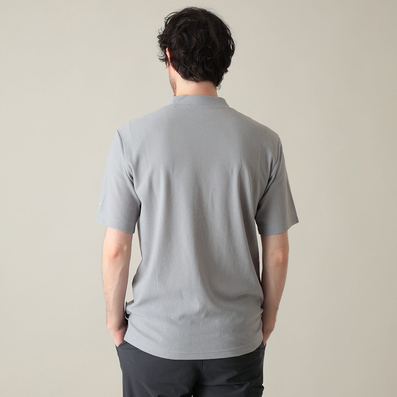 ラッセル編み半袖チェストプリントモックネック(MENS)