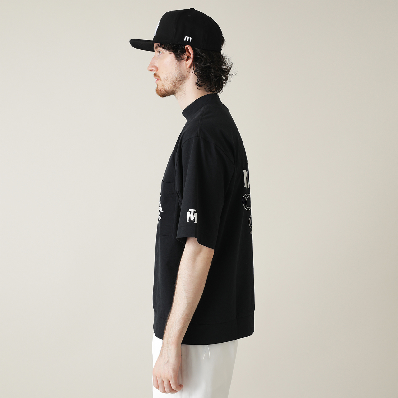 リラックスシルエット バックプリント 半袖モック(UNISEX)