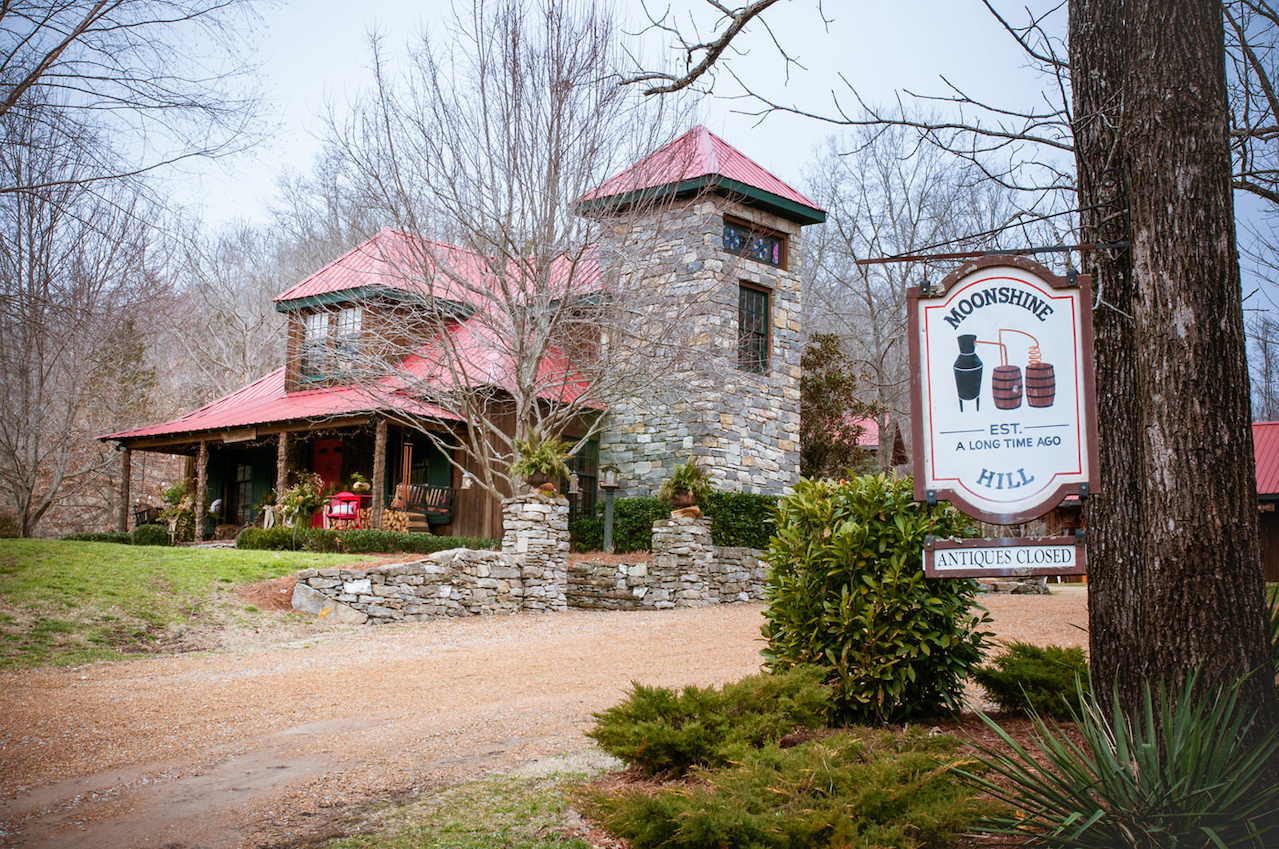 Book a vacation at Moonshine Hill Book a vacation at Moonshine Hill