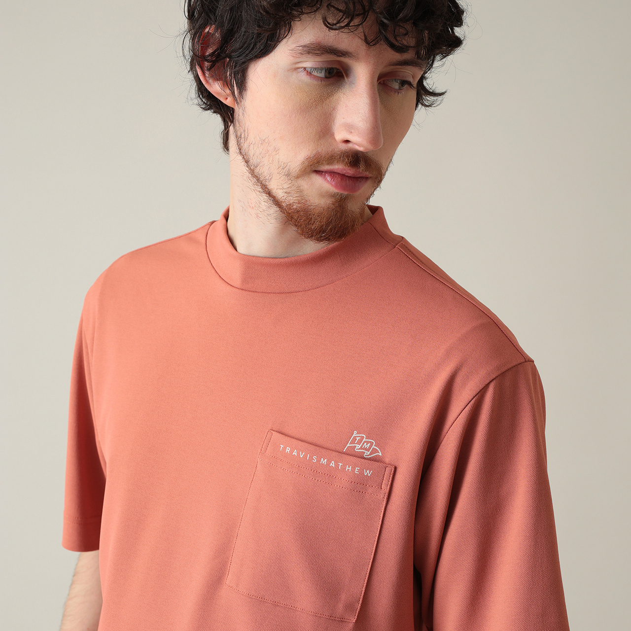 半袖バックプリントリラックスモックネック(MENS)