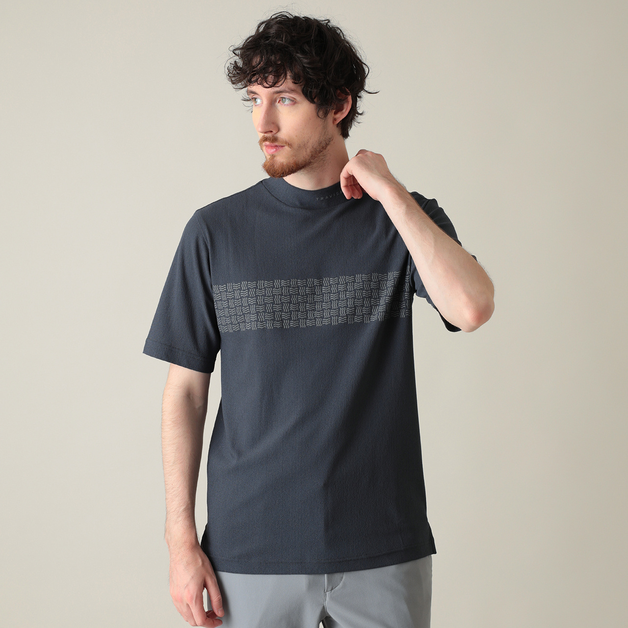 ラッセル編み半袖チェストプリントモックネック(MENS)