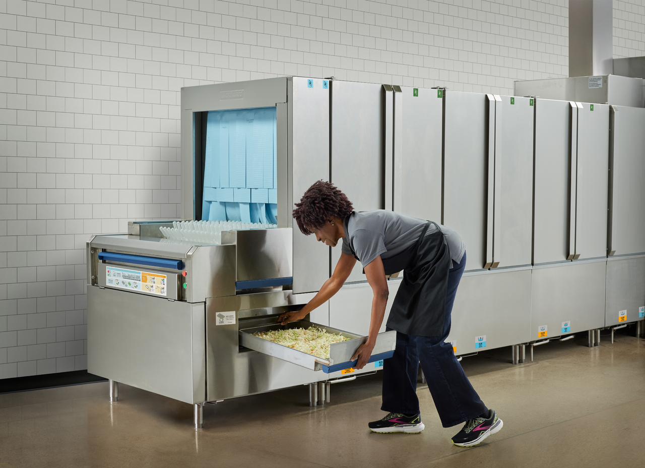 FT2000 Dishwasher Life-Style_ExtSoilBasket w1Female-Soil .png