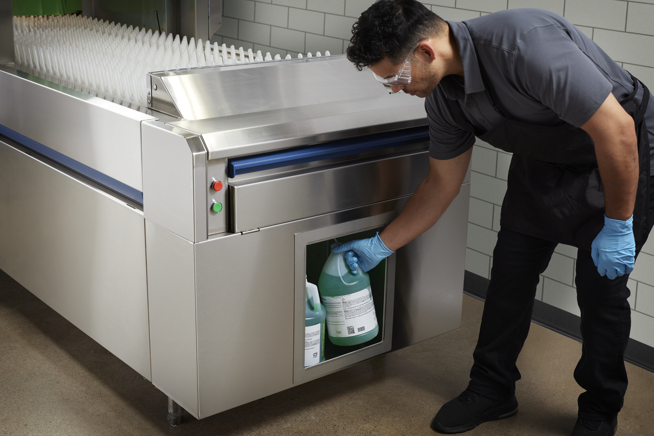 FT2000 Dishwasher Life-Style_DelimBottle w1Male .png