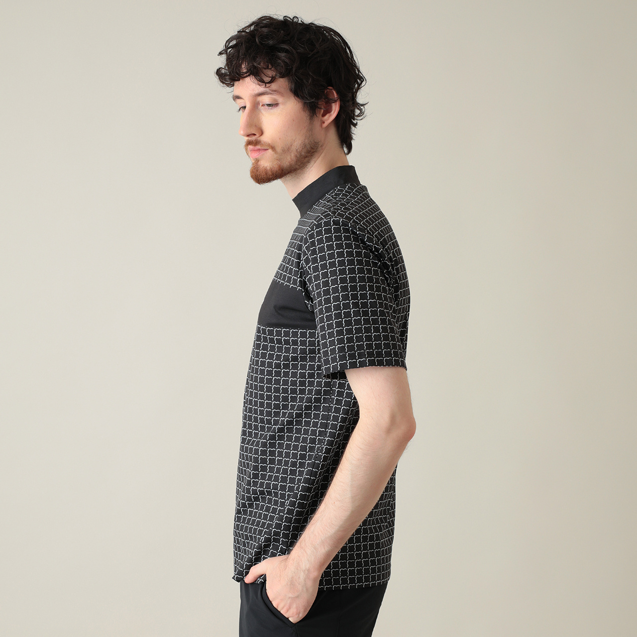 半袖チェストロゴプリントモックネック(MENS)