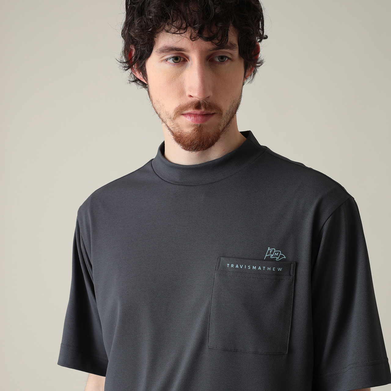 半袖バックプリントリラックスモックネック(MENS)