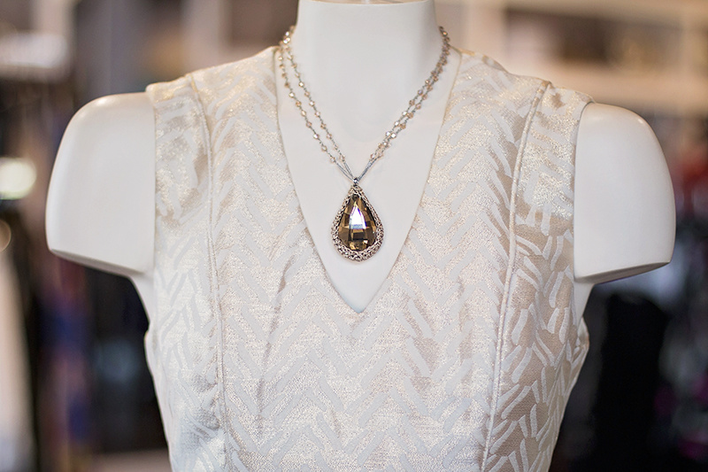 The amber necklace brings out the subtle and sophisticated shimmer of this dress. The amber necklace brings out the subtle and sophisticated shimmer of this dress.