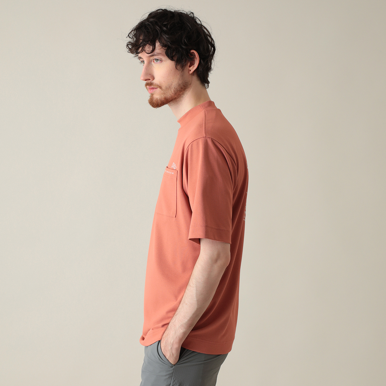 半袖バックプリントリラックスモックネック(MENS)