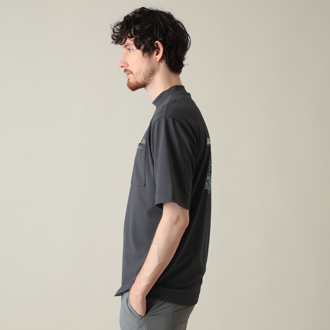 半袖バックプリントリラックスモックネック(MENS)
