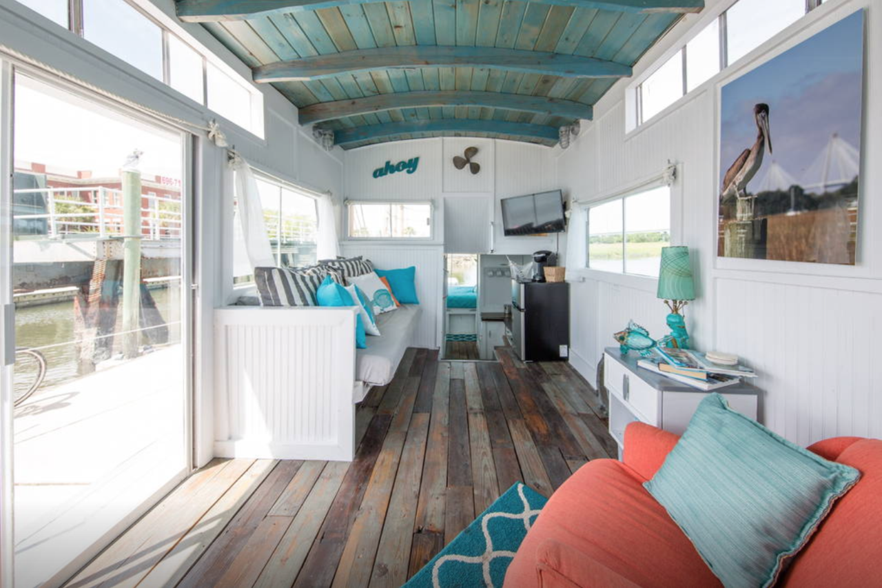 Skip the hotel when you can stay on a houseboat! Skip the hotel when you can stay on a houseboat!