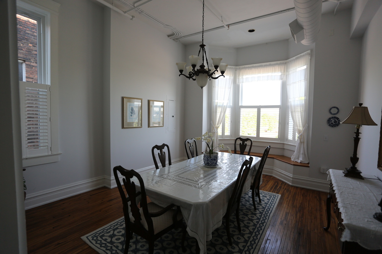 The dining room of a unit at the Fox Briar Inn The dining room of a unit at the Fox Briar Inn