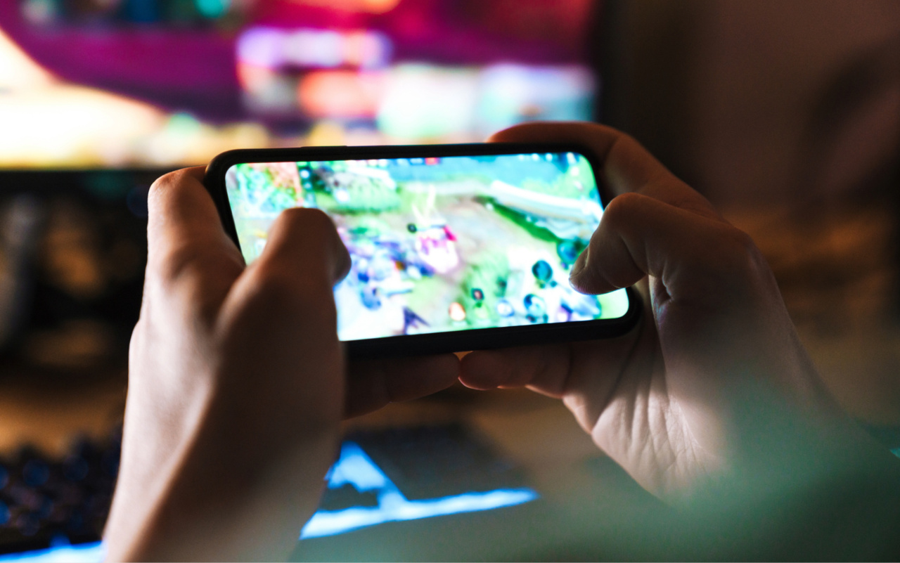 Person spielt ein Mobile-Game auf einem Smartphone