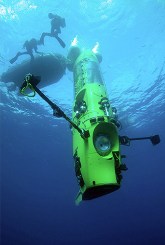 337x500-james-cameron-in-submarine-deep-sea-challenge-2_National-Geographic.jpg