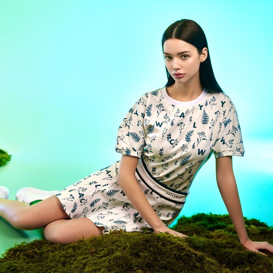 여성 플라워패턴 라운드티셔츠