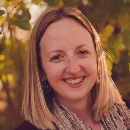 Headshot of Lindsey Smith.