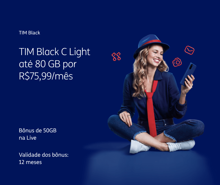 Alt text da imagem: Montagem de mulher com roupa azul, gravata vermelha e celular na mão, sentada, com ilustrações de máquina fotográfica, SMS e notas musicais.