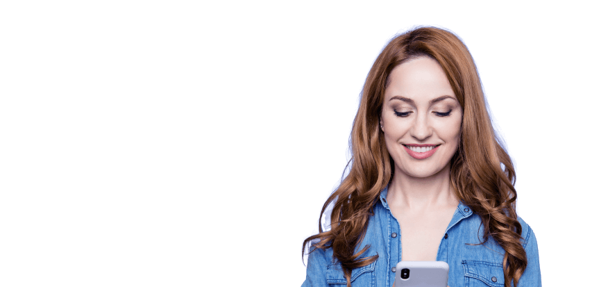Foto de mulher sorrindo enquanto olha para o celular.